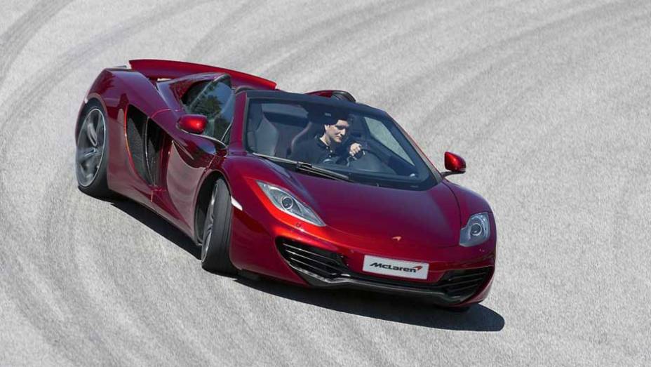 Peso do MP4-12C é de apenas 1.440 kg | <a href="https://gutenberg.quatrorodas.abril.com.br/saloes/paris/2012/mclaren-mp4-12c-spider-703295.shtml" rel="migration">Leia mais</a>