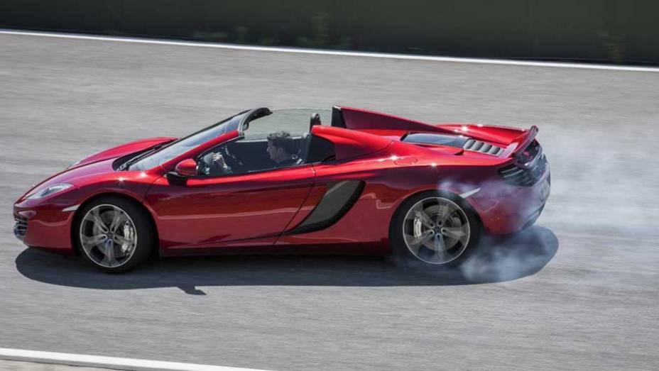 3.8 V8 biturbo gera 625 cavalos de potência | <a href="https://gutenberg.quatrorodas.abril.com.br/saloes/paris/2012/mclaren-mp4-12c-spider-703295.shtml" rel="migration">Leia mais</a>