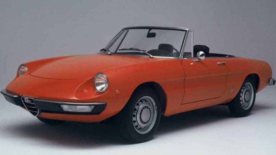 Alfa Romeo Spider: um dos maiores clássicos da marca italiana foi desenhado por Pininfarina | <a href="https://gutenberg.quatrorodas.abril.com.br/noticias/sergio-pininfarina-morre-aos-85-anos-324190_p.shtml" target="_blank" rel="migration">Leia mais</a>