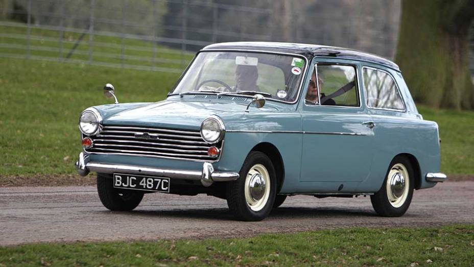 Austin A40 Farina: este belo cupê inglês tinha linhas elegantes pouco comuns para os carros da época | <a href="https://gutenberg.quatrorodas.abril.com.br/noticias/sergio-pininfarina-morre-aos-85-anos-324190_p.shtml" target="_blank" rel="migration">Leia mais</a>