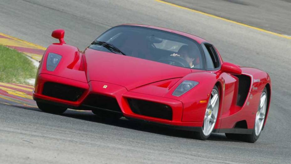 Ferrari Enzo: uma das macchinas mais velozes fabricadas em Maranello merecia levar o nome do fundador da Ferrari; tinha um possante motor 6.0 V12 | <a href="https://gutenberg.quatrorodas.abril.com.br/noticias/sergio-pininfarina-morre-aos-85-anos-324190_p.shtml" target="_blank" rel="migration"></a> Ferrari Enzo: uma das macchinas mais velozes fabricadas em Maranello merecia levar o nome do fundador da Ferrari; tinha um possante motor 6.0 V12 | <a href="https://gutenberg.quatrorodas.abril.com.br/noticias/sergio-pininfarina-morre-aos-85-anos-324190_p.shtml" target="_blank" rel="migration"></a>