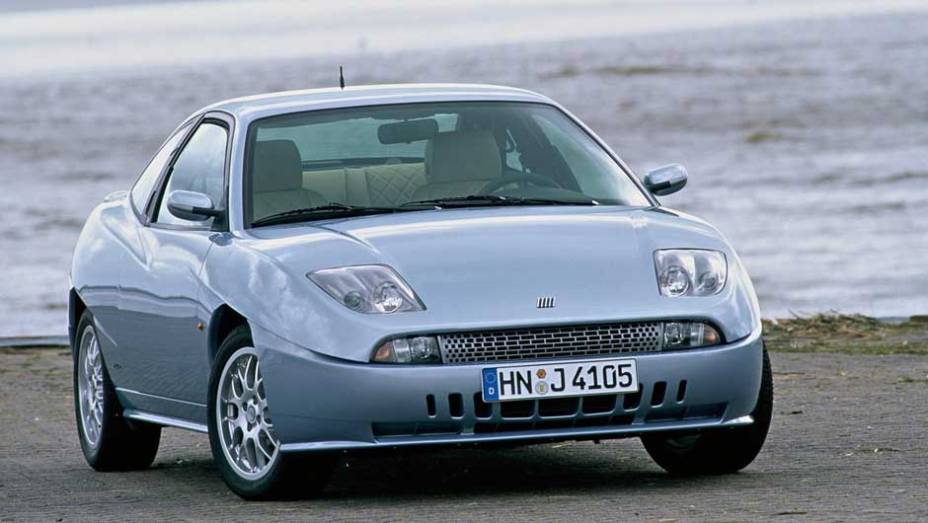 Fiat Coupe: com mais design do que potência, tinha estilo bastante agressivo, que rapidamente conquistou a juventude dos anos 90 | <a href="https://gutenberg.quatrorodas.abril.com.br/noticias/sergio-pininfarina-morre-aos-85-anos-324190_p.shtml" target="_blank" rel="migration">Leia mais</a> Fiat Coupe: com mais design do que potência, tinha estilo bastante agressivo, que rapidamente conquistou a juventude dos anos 90 | <a href="https://gutenberg.quatrorodas.abril.com.br/noticias/sergio-pininfarina-morre-aos-85-anos-324190_p.shtml" target="_blank" rel="migration">Leia mais</a>