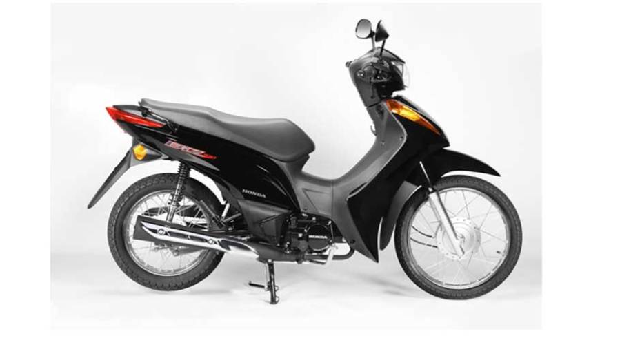 Pelo preço baixo e economia de combustível, a Biz é considerada uma alternativa ao transporte público | <a href="https://gutenberg.quatrorodas.abril.com.br/moto/noticias/honda-biz-100-porta-entrada-691776.shtml" rel="migration">Leia mais</a>