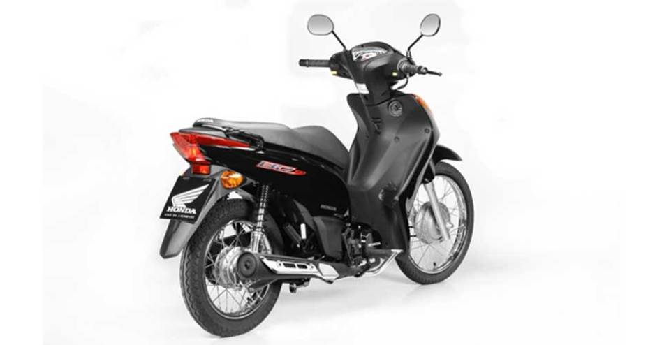 A Biz é oferecida nas versões com partida a pedal ou partida elétrica | <a href="https://gutenberg.quatrorodas.abril.com.br/moto/noticias/honda-biz-100-porta-entrada-691776.shtml" rel="migration">Leia mais</a>