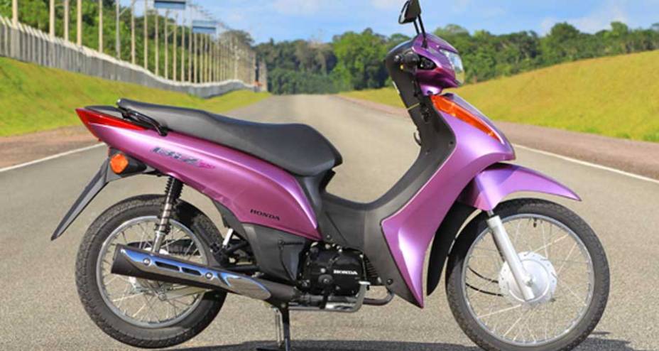 Cores chamativas buscam agradar os clientes jovens | <a href="https://gutenberg.quatrorodas.abril.com.br/moto/noticias/honda-biz-100-porta-entrada-691776.shtml" rel="migration">Leia mais</a>