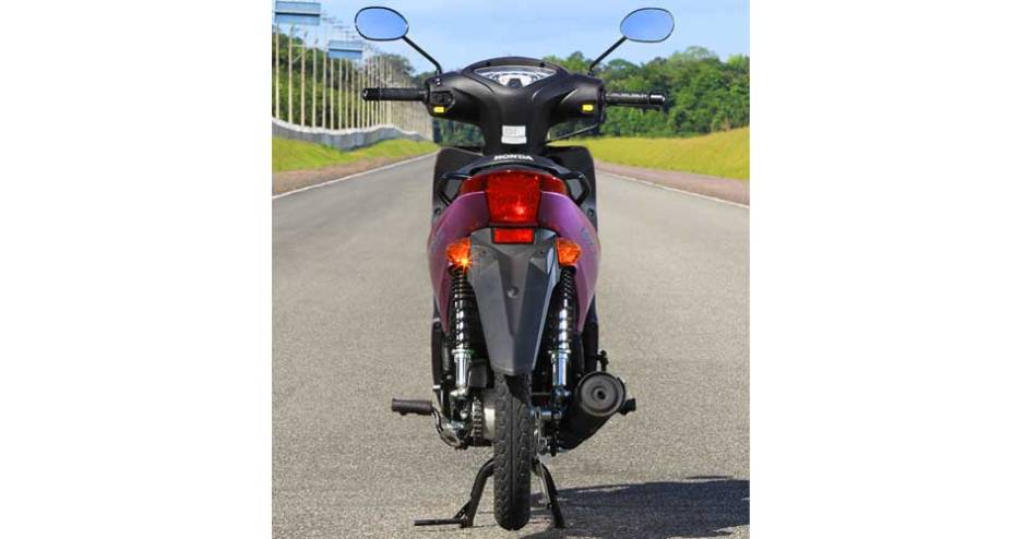 A Honda está de olho nas mulheres, que respondem por boa parte dos clientes deste tipo de motocicleta | <a href="https://gutenberg.quatrorodas.abril.com.br/moto/noticias/honda-biz-100-porta-entrada-691776.shtml" rel="migration">Leia mais</a>