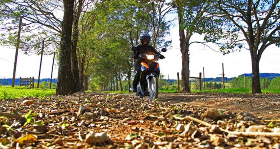 O câmbio é semi-automático de 4 marchas do tipo rotativo, com embreagem do tipo centrífuga | <a href="https://gutenberg.quatrorodas.abril.com.br/moto/noticias/honda-biz-100-porta-entrada-691776.shtml" rel="migration">Leia mais</a>