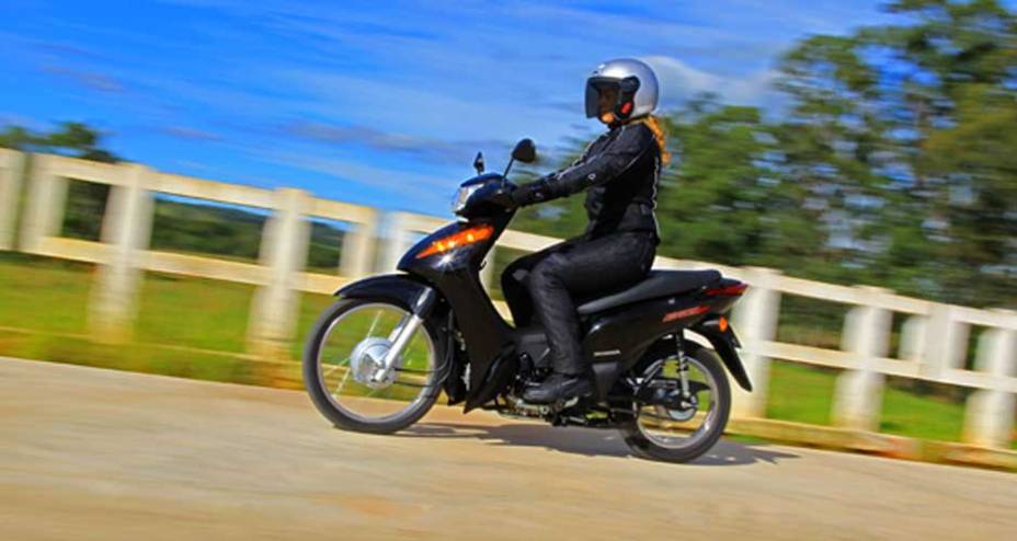O chassi é monobloco e construído em tubos de aço | <a href="https://gutenberg.quatrorodas.abril.com.br/moto/noticias/honda-biz-100-porta-entrada-691776.shtml" rel="migration">Leia mais</a>