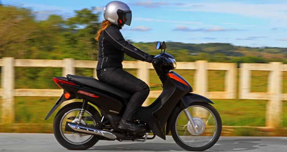 Ambos os freios são a tambor, com 130 mm de diâmetro na dianteira, e 110 mm na traseira | <a href="https://gutenberg.quatrorodas.abril.com.br/moto/noticias/honda-biz-100-porta-entrada-691776.shtml" rel="migration">Leia mais</a>