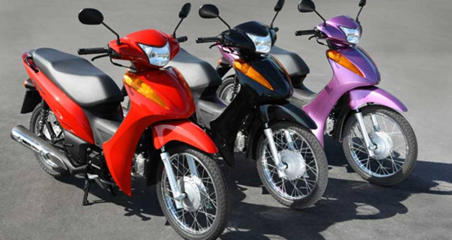 Além do rosa, a Biz está disponível nas cores preta e vermelha | <a href="https://gutenberg.quatrorodas.abril.com.br/moto/noticias/honda-biz-100-porta-entrada-691776.shtml" rel="migration">Leia mais</a>