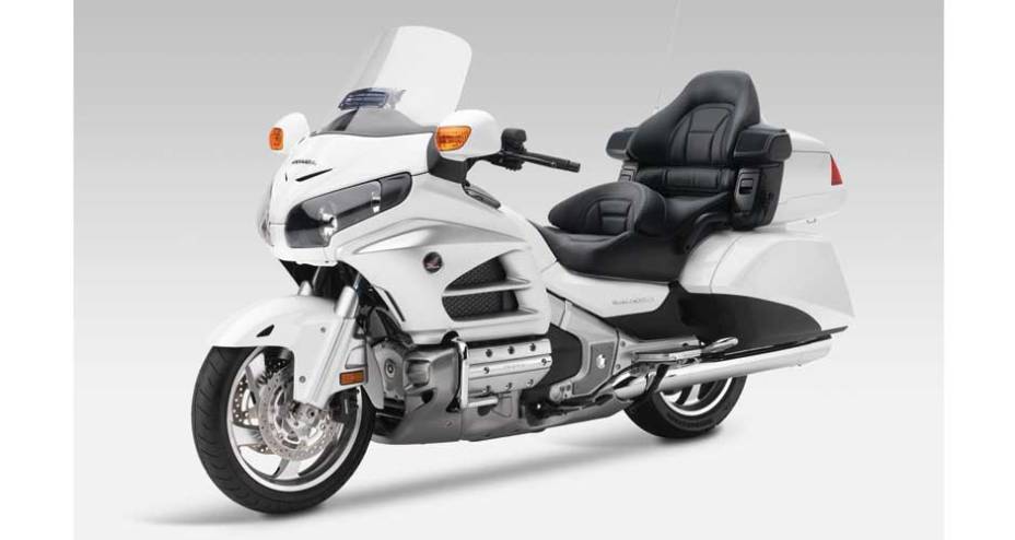 Duas pessoas viajam com conforto na Gold Wing | <a href="https://gutenberg.quatrorodas.abril.com.br/moto/noticias/nova-gold-wing-691786.shtml" rel="migration">Leia mais</a>