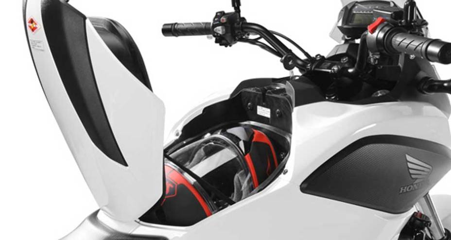 Localizado onde normalmente fica o tanque de combustível, o porta-objetos é ideal para guardar capacete e outros pertences | <a href="https://gutenberg.quatrorodas.abril.com.br/moto/noticias/honda-nc-700x-made-in-manaus-691787.shtml" rel="migration">Leia mais</a>