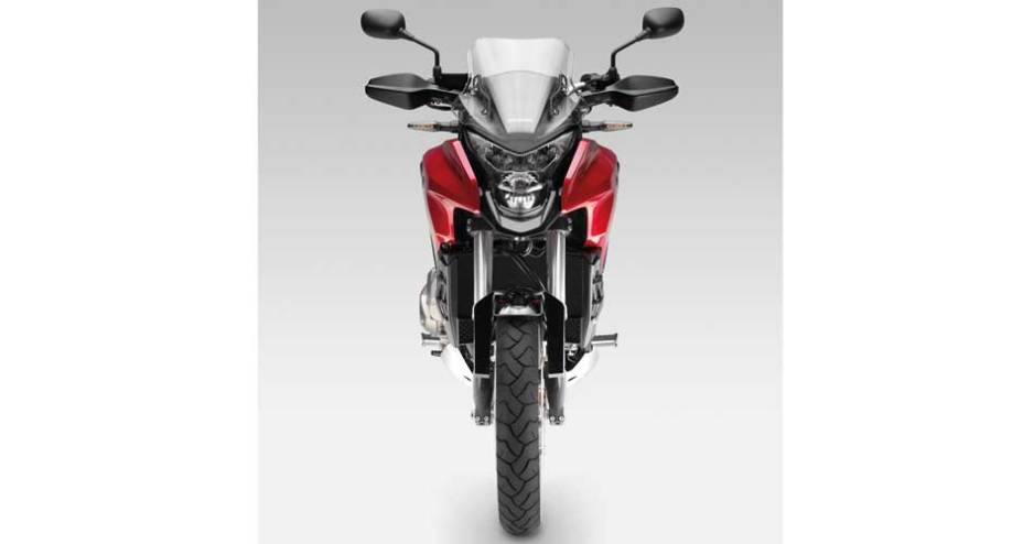 Moderna, a VFR tem sistema de transmissão eletrônica de dupla embreagem (DCT - Dual Clutch Transmission), disponibilizando a opção de condução por controle manual ou totalmente automático | <a href="https://gutenberg.quatrorodas.abril.com.br/moto/noticias/vfr-1200x-c" rel="migration"></a>