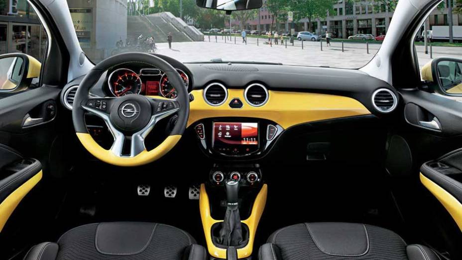 Interior do Adam poderá ser customizado com dois tons de cores | <a href="https://gutenberg.quatrorodas.abril.com.br/saloes/paris/2012/opel-adam-702610.shtml" rel="migration">Leia mais</a>