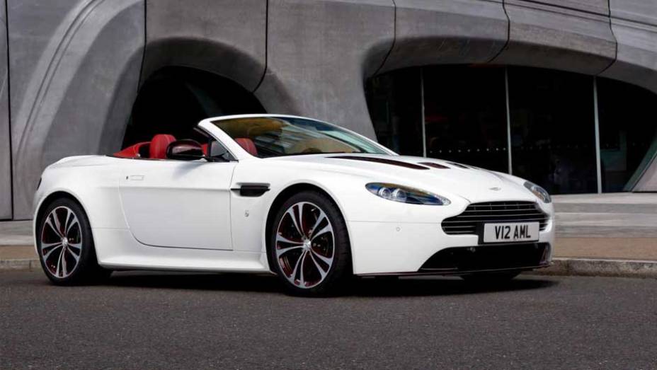 O belo V12 Vantage Roadster terá produção limitada a apenas 101 unidades | <a href="https://gutenberg.quatrorodas.abril.com.br/saloes/paris/2012/aston-martin-vantage-v12-roadster-703294.shtml" rel="migration">Leia mais</a>