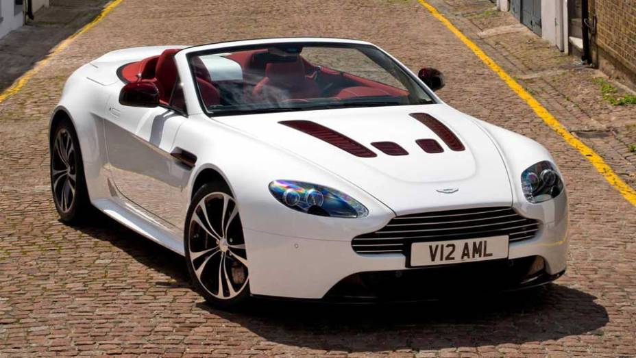 Equipado com um motor 6.0 V12, o roadster entrega 510 cv | <a href="https://gutenberg.quatrorodas.abril.com.br/saloes/paris/2012/aston-martin-vantage-v12-roadster-703294.shtml" rel="migration">Leia mais</a>