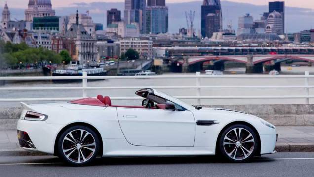 O carro chama atenção pelo uso abundante de peças em fibra de carbono | <a href="https://gutenberg.quatrorodas.abril.com.br/saloes/paris/2012/aston-martin-vantage-v12-roadster-703294.shtml" rel="migration">Leia mais</a> O carro chama atenção pelo uso abundante de peças em fibra de carbono | <a href="https://gutenberg.quatrorodas.abril.com.br/saloes/paris/2012/aston-martin-vantage-v12-roadster-703294.shtml" rel="migration">Leia mais</a>
