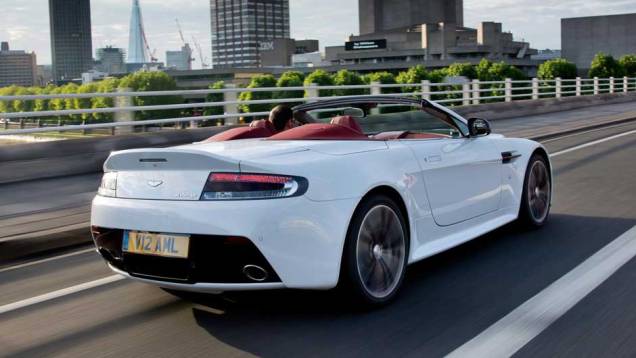 O belo desenho das rodas de liga leve faz o V12 Vantage parecer ainda mais agressivo | <a href="https://gutenberg.quatrorodas.abril.com.br/saloes/paris/2012/aston-martin-vantage-v12-roadster-703294.shtml" rel="migration">Leia mais</a> O belo desenho das rodas de liga leve faz o V12 Vantage parecer ainda mais agressivo | <a href="https://gutenberg.quatrorodas.abril.com.br/saloes/paris/2012/aston-martin-vantage-v12-roadster-703294.shtml" rel="migration">Leia mais</a>