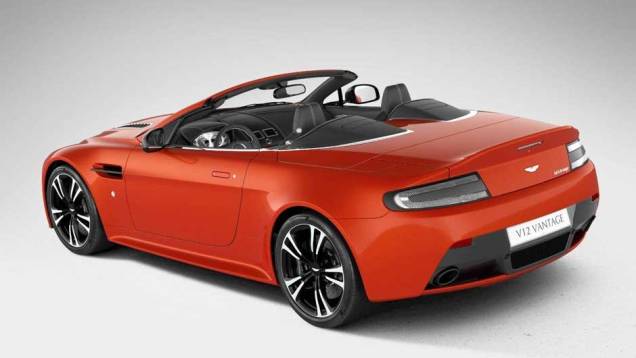 O Vantage chegou ao mercado em 2005 | <a href="https://gutenberg.quatrorodas.abril.com.br/saloes/paris/2012/aston-martin-vantage-v12-roadster-703294.shtml" rel="migration">Leia mais</a> O Vantage chegou ao mercado em 2005 | <a href="https://gutenberg.quatrorodas.abril.com.br/saloes/paris/2012/aston-martin-vantage-v12-roadster-703294.shtml" rel="migration">Leia mais</a>