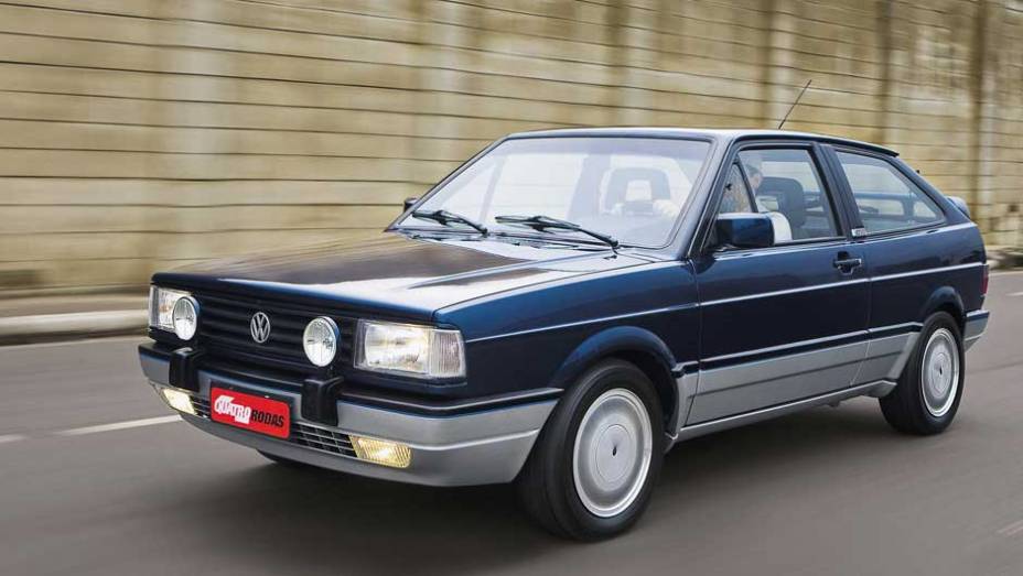 A reforma visual seria acompanhada da chegada do esportivo GTi, o primeiro carro nacional equipado com injeção eletrônica | <a href="https://gutenberg.quatrorodas.abril.com.br/reportagens/classicos/gol-completa-35-anos-veja-10-curiosidades-863880.shtml" rel="migration">Leia mais</a>