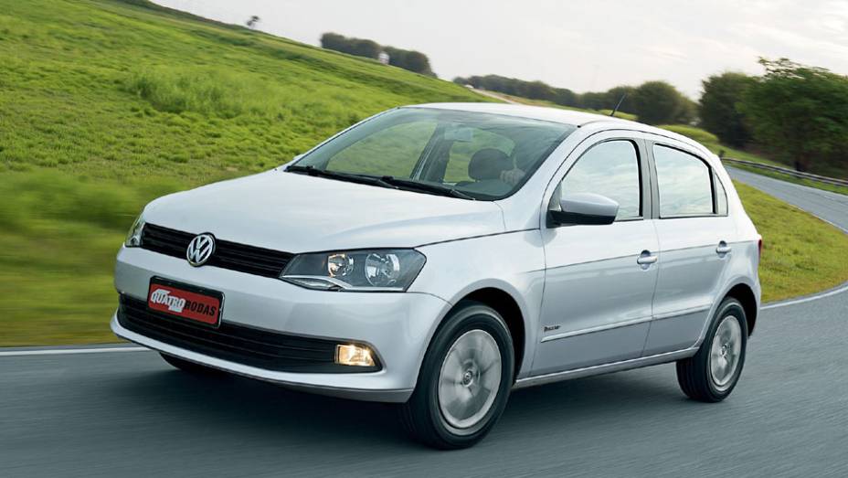 A última reestilização aconteceu em 2012, quando a VW deu uma atualizada nas linhas do Gol; o carro ganhou a identidade visual adotada pela empresa, com novos faróis, nova grade e para-choques redesenhados | <a href="https://gutenberg.quatrorodas.abril.com.br/reporta" rel="migration"></a>