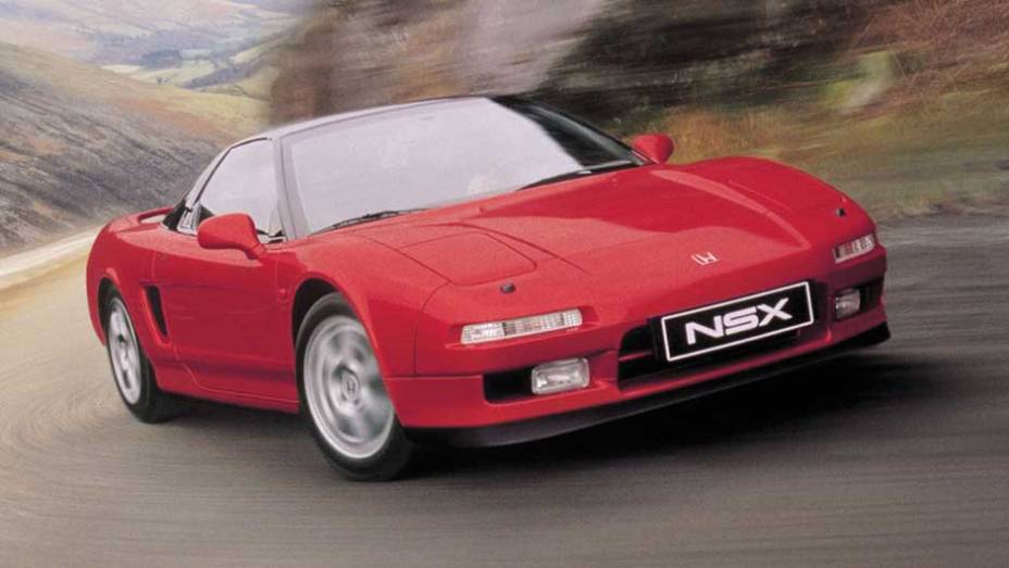 Honda NSX foi lançado em 1990 e conseguia oferecer alto nível de conforto e bom desempenho para as ruas <a href="https://gutenberg.quatrorodas.abril.com.br/reportagens/classicos/japones-valente-828328.shtml" rel="migration">| Leia mais|</a> <a href="https://gutenberg.quatrorodas.abril.com.br/g" rel="migration"></a>