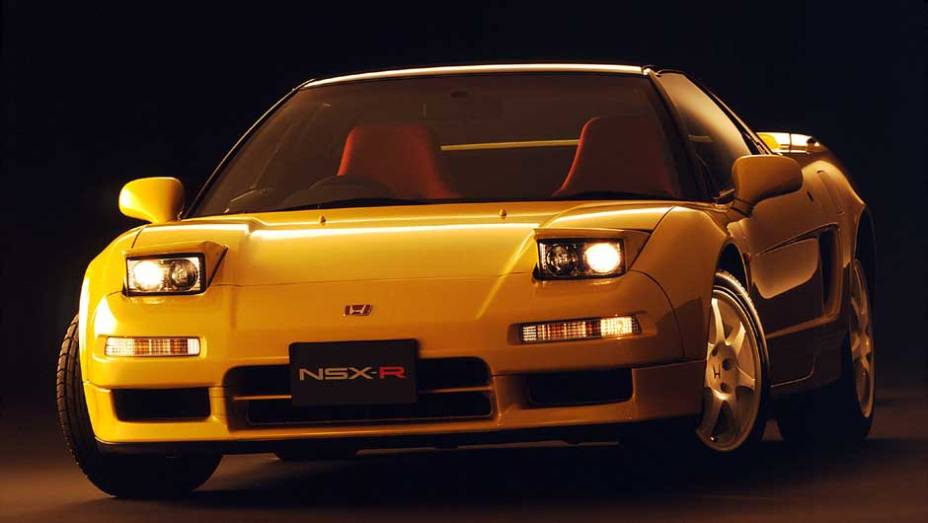 Em 1992 nasceu o NSX-R, versão de alto desempenho do esportivo de motor central. A partir desse momento, modelo viveu bons momentos nas pistas <a href="https://gutenberg.quatrorodas.abril.com.br/reportagens/classicos/japones-valente-828328.shtml" rel="migration">| Leia mais|</a>