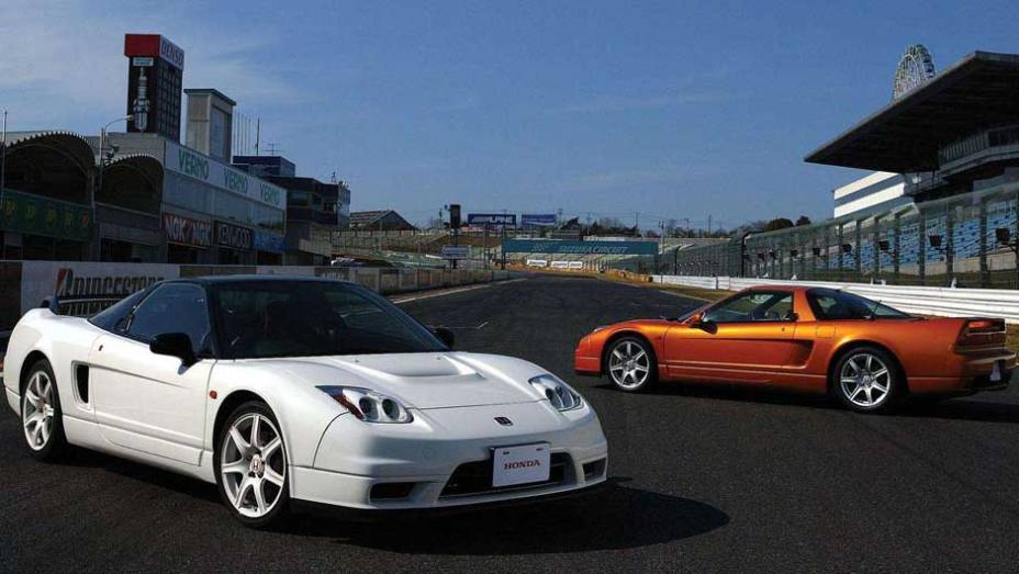 Mais recente geração do NSX ganhou as ruas em 2005, com visual muito parecido com o original <a href="https://gutenberg.quatrorodas.abril.com.br/reportagens/classicos/japones-valente-828328.shtml" rel="migration">| Leia mais|</a> <a href="https://gutenberg.quatrorodas.abril.com.br/galerias/sal" rel="migration"></a>