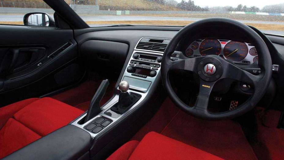 Apesar do bom acabamento, interior da última versão Type-R do NSX utilizava diversos componentes de baixo peso <a href="https://gutenberg.quatrorodas.abril.com.br/reportagens/classicos/japones-valente-828328.shtml" rel="migration">| Leia mais|</a> <a href="https://quatrorodas.abril.c" rel="migration"></a>