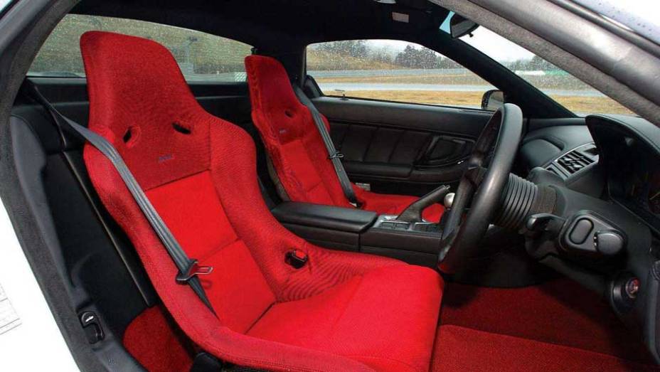 Assentos esportivos eram feitos pela Recaro <a href="https://gutenberg.quatrorodas.abril.com.br/reportagens/classicos/japones-valente-828328.shtml" rel="migration">| Leia mais|</a> <a href="https://gutenberg.quatrorodas.abril.com.br/galerias/saloes/detroit-2015/acura-nsx-824744.shtml" rel="migration"> | Novo A</a>