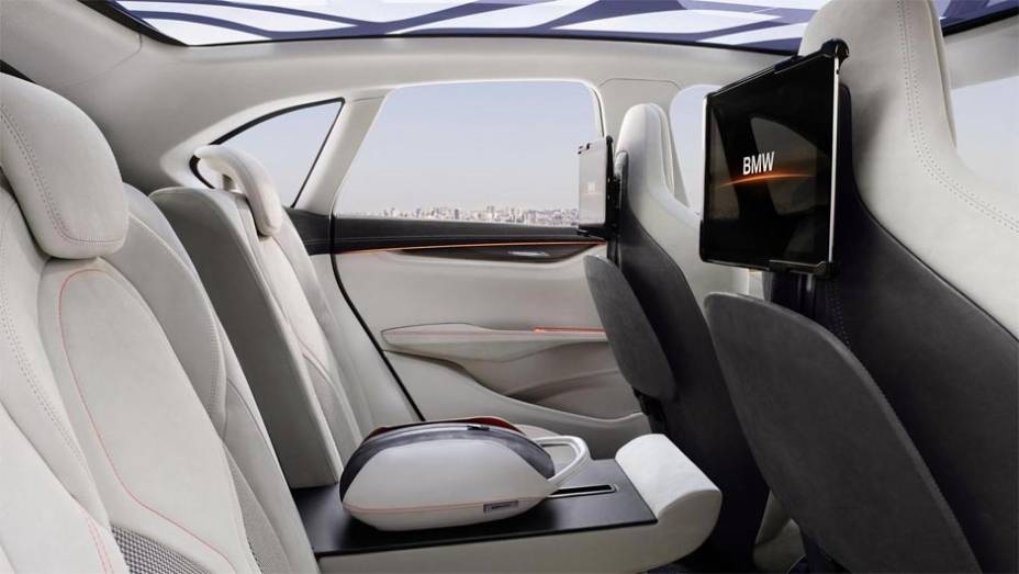 BMW Concept Active Tourer | <a href="https://gutenberg.quatrorodas.abril.com.br/saloes/paris/2012/bmw-concept-active-tourer-702454.shtml" rel="migration">Leia mais</a>