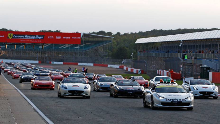 964 Ferraris foram reunidas no evento | <a href="https://gutenberg.quatrorodas.abril.com.br/noticias/fabricantes/ferrari-consegue-reunir-964-modelos-marca-silverstone-702287.shtml" rel="migration">Leia mais</a>
