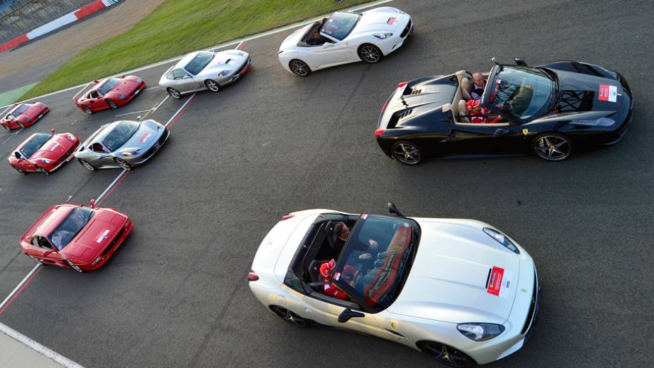 Felipe Massa pilotou uma Ferrari 458 Spider | <a href="https://gutenberg.quatrorodas.abril.com.br/noticias/fabricantes/ferrari-consegue-reunir-964-modelos-marca-silverstone-702287.shtml" rel="migration">Leia mais</a>