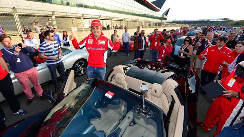 O piloto Felipe Massa liderou o encontro em Silverstone | <a href="https://gutenberg.quatrorodas.abril.com.br/noticias/fabricantes/ferrari-consegue-reunir-964-modelos-marca-silverstone-702287.shtml" rel="migration">Leia mais</a>