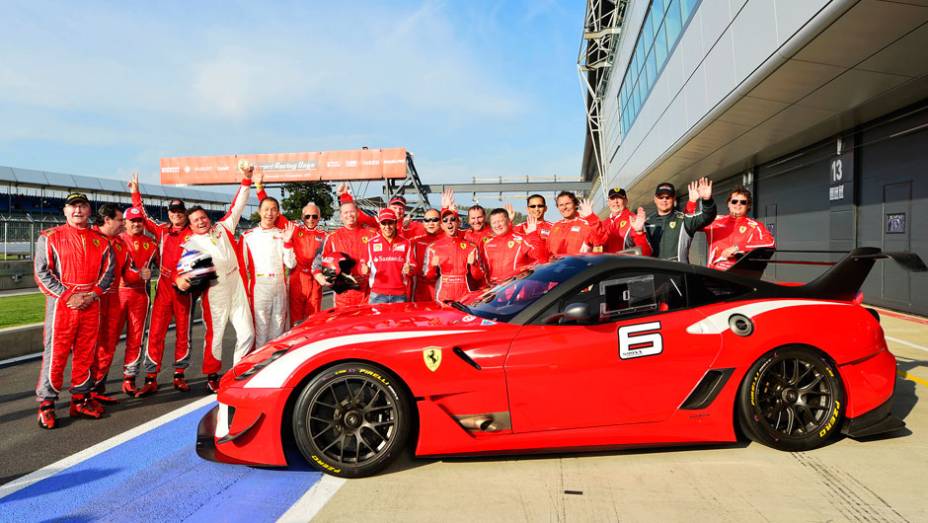 Feito entrará para o Livro dos Recordes | <a href="https://gutenberg.quatrorodas.abril.com.br/noticias/fabricantes/ferrari-consegue-reunir-964-modelos-marca-silverstone-702287.shtml" rel="migration">Leia mais</a>