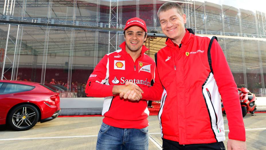 Felipe Massa e Antonello Coletta se cumprimentam | <a href="https://gutenberg.quatrorodas.abril.com.br/noticias/fabricantes/ferrari-consegue-reunir-964-modelos-marca-silverstone-702287.shtml" rel="migration">Leia mais</a>