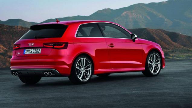 Além das rodas de aro 18" e emblemas da versão esportiva, modelo contra com duas ponteiras duplas e escape | <a href="%20https://gutenberg.quatrorodas.abril.com.br/saloes/paris/2012/audi-s3-702744.shtml" rel="migration">Leia mais</a> Além das rodas de aro 18" e emblemas da versão esportiva, modelo contra com duas ponteiras duplas e escape | <a href="%20https://gutenberg.quatrorodas.abril.com.br/saloes/paris/2012/audi-s3-702744.shtml" rel="migration">Leia mais</a>