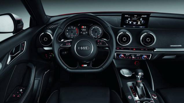Interior tem acabamento de alto nível | <a href="https://gutenberg.quatrorodas.abril.com.br/saloes/paris/2012/audi-s3-702744.shtml" rel="migration">Leia mais</a> Interior tem acabamento de alto nível | <a href="https://gutenberg.quatrorodas.abril.com.br/saloes/paris/2012/audi-s3-702744.shtml" rel="migration">Leia mais</a>