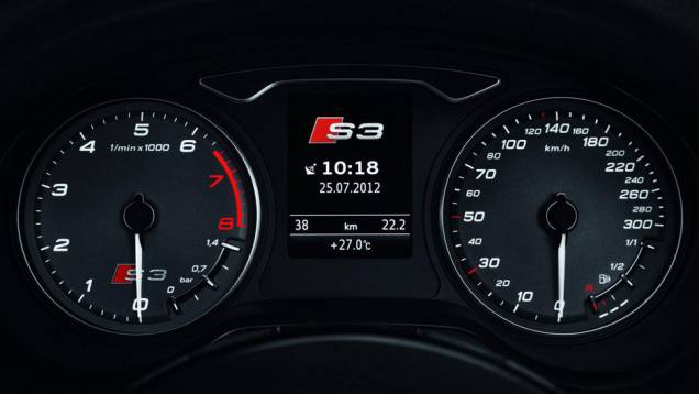 No painel de instrumentos há indicador de pressão do turbo | <a href="https://gutenberg.quatrorodas.abril.com.br/saloes/paris/2012/audi-s3-702744.shtml" rel="migration">Leia mais</a> No painel de instrumentos há indicador de pressão do turbo | <a href="https://gutenberg.quatrorodas.abril.com.br/saloes/paris/2012/audi-s3-702744.shtml" rel="migration">Leia mais</a>