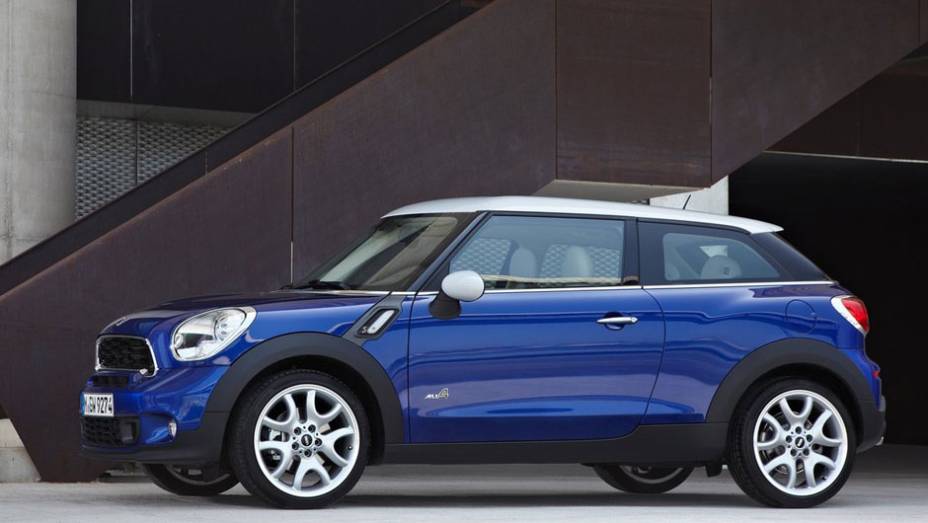O carro &eacute; um Sport Activity Coupe e oferece amplo espa&ccedil;o interno para quatro ocupantes. | <a href="https://gutenberg.quatrorodas.abril.com.br/salao-do-automovel/2012/carros/paceman-703966.shtml" rel="migration">Leia mais</a>