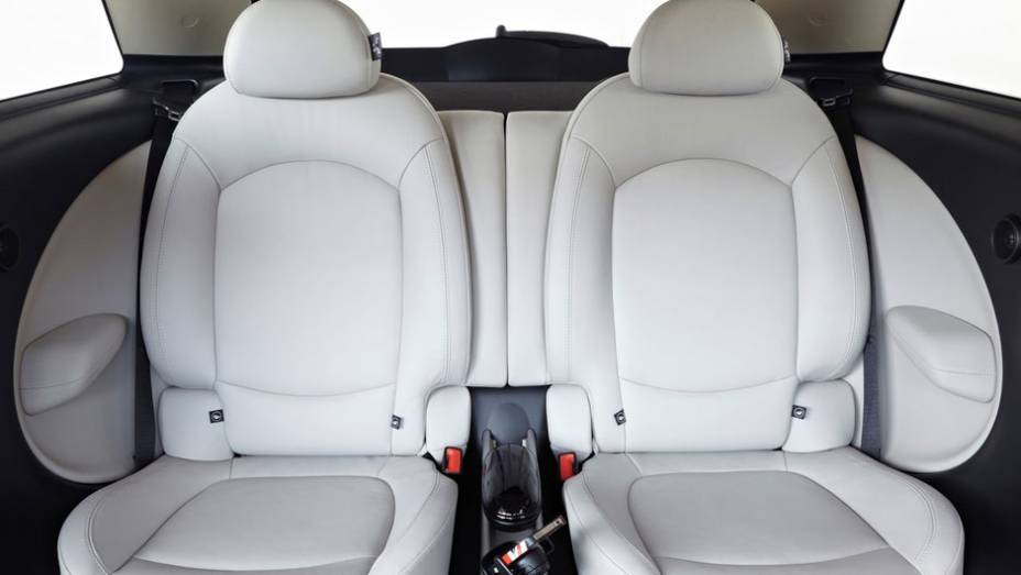 Entre os opcionais para o modelo est&atilde;o o c&acirc;mbio autom&aacute;tico de seis marchas, o sistema de tra&ccedil;&atilde;o integral ALL4l, al&eacute;m de rodas aro 18" e 19". | <a href="https://gutenberg.quatrorodas.abril.com.br/salao-do-automovel/2012/carros/paceman-703966.shtml" rel="migration">Leia mais</a>