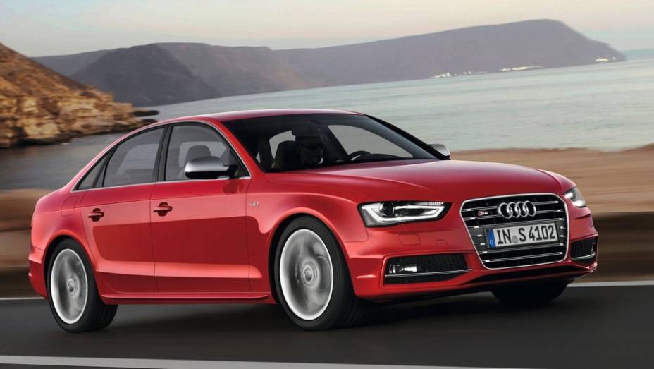 A Audi anunciou a chegada de dois novos modelos ao mercado brasileiro | <a href="https://gutenberg.quatrorodas.abril.com.br/salao-do-automovel/2012/carros/s4-s4-avant-704307.shtml" rel="migration">Leia mais</a>