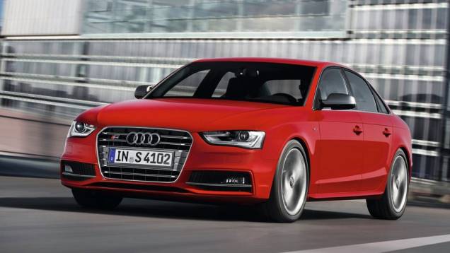 O S4 sedã e o S4 Avant (perua) | <a href="https://gutenberg.quatrorodas.abril.com.br/salao-do-automovel/2012/carros/s4-s4-avant-704307.shtml" rel="migration">Leia mais</a> O S4 sedã e o S4 Avant (perua) | <a href="https://gutenberg.quatrorodas.abril.com.br/salao-do-automovel/2012/carros/s4-s4-avant-704307.shtml" rel="migration">Leia mais</a>