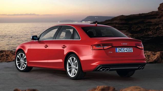 Ambos têm em comum o mesmo motor 3.0 V6 TFSI | <a href="https://gutenberg.quatrorodas.abril.com.br/salao-do-automovel/2012/carros/s4-s4-avant-704307.shtml" rel="migration">Leia mais</a> Ambos têm em comum o mesmo motor 3.0 V6 TFSI | <a href="https://gutenberg.quatrorodas.abril.com.br/salao-do-automovel/2012/carros/s4-s4-avant-704307.shtml" rel="migration">Leia mais</a>