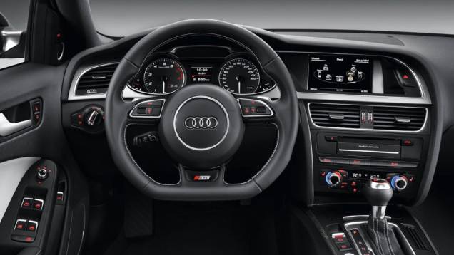 Os modelos vêm com câmbio S-tronic de sete velocidades | <a href="https://gutenberg.quatrorodas.abril.com.br/salao-do-automovel/2012/carros/s4-s4-avant-704307.shtml" rel="migration">Leia mais</a> Os modelos vêm com câmbio S-tronic de sete velocidades | <a href="https://gutenberg.quatrorodas.abril.com.br/salao-do-automovel/2012/carros/s4-s4-avant-704307.shtml" rel="migration">Leia mais</a>