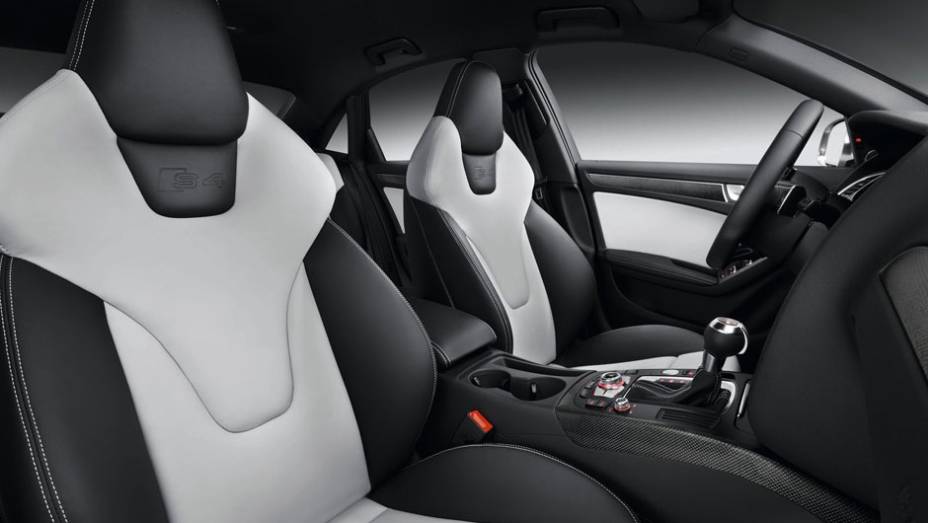 Os S4 têm sistema Quattro de tração integral | <a href="https://gutenberg.quatrorodas.abril.com.br/salao-do-automovel/2012/carros/s4-s4-avant-704307.shtml" rel="migration">Leia mais</a>