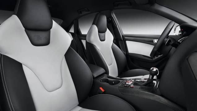 Os S4 têm sistema Quattro de tração integral | <a href="https://gutenberg.quatrorodas.abril.com.br/salao-do-automovel/2012/carros/s4-s4-avant-704307.shtml" rel="migration">Leia mais</a> Os S4 têm sistema Quattro de tração integral | <a href="https://gutenberg.quatrorodas.abril.com.br/salao-do-automovel/2012/carros/s4-s4-avant-704307.shtml" rel="migration">Leia mais</a>