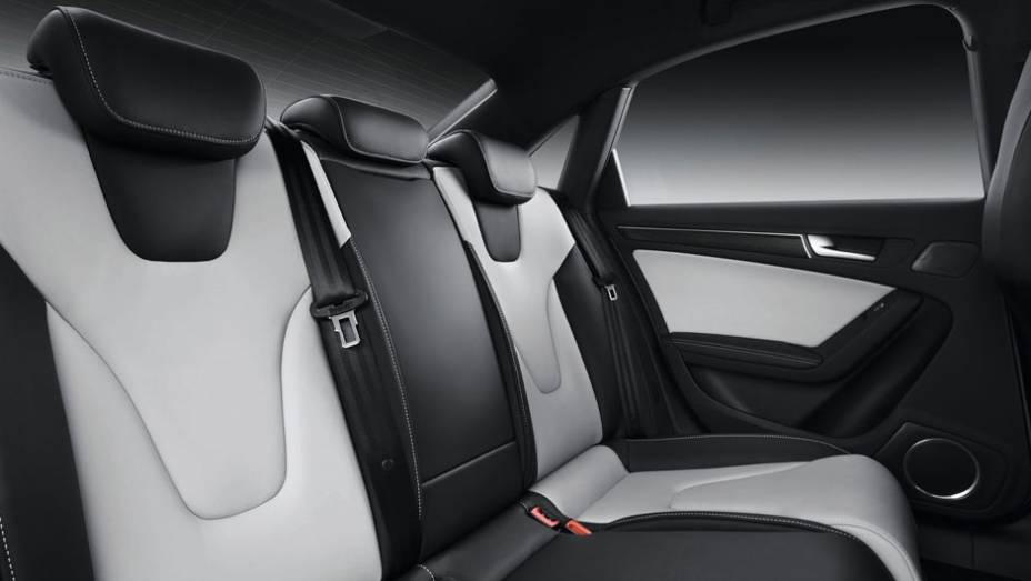 Espaço interno do S4 | <a href="https://gutenberg.quatrorodas.abril.com.br/noticias/fabricantes/audi-traz-modelos-s4-ao-brasil-704081.shtml" rel="migration">Leia mais</a>