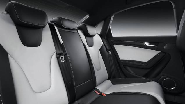 Espaço interno do S4 | <a href="https://gutenberg.quatrorodas.abril.com.br/noticias/fabricantes/audi-traz-modelos-s4-ao-brasil-704081.shtml" rel="migration">Leia mais</a> Espaço interno do S4 | <a href="https://gutenberg.quatrorodas.abril.com.br/noticias/fabricantes/audi-traz-modelos-s4-ao-brasil-704081.shtml" rel="migration">Leia mais</a>