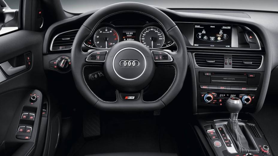 Destaque para o sistema Audi Music Interface, tocador de DVD, conexão Bluetooth, sistema de navegação, vidros com isolante térmico e teto solar. | <a href="%20https://gutenberg.quatrorodas.abril.com.br/noticias/fabricantes/audi-traz-modelos-s4-ao-brasil-704081.shtml" rel="migration"></a>
